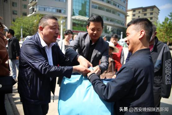 赤诚公益十载春秋他一直在路上！