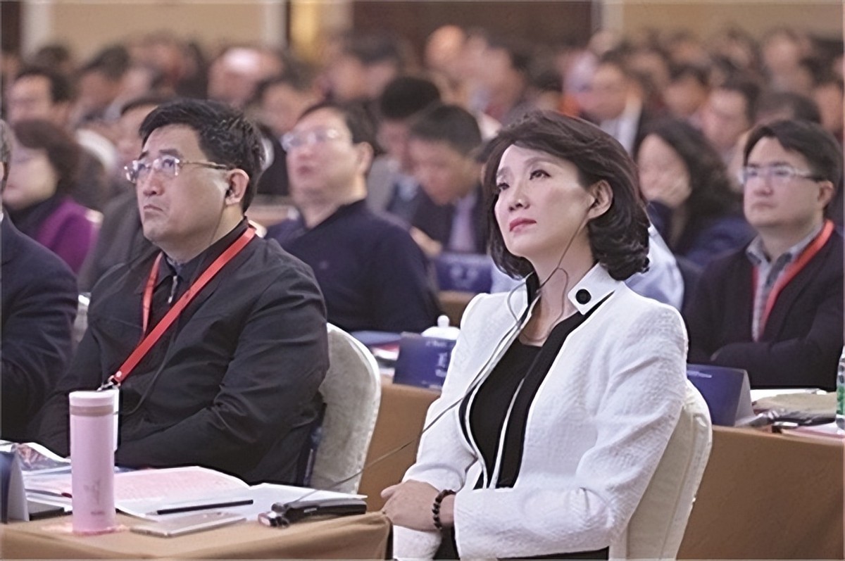 央视90后新闻联播主持人,中央台新闻联播女主持人飙泪