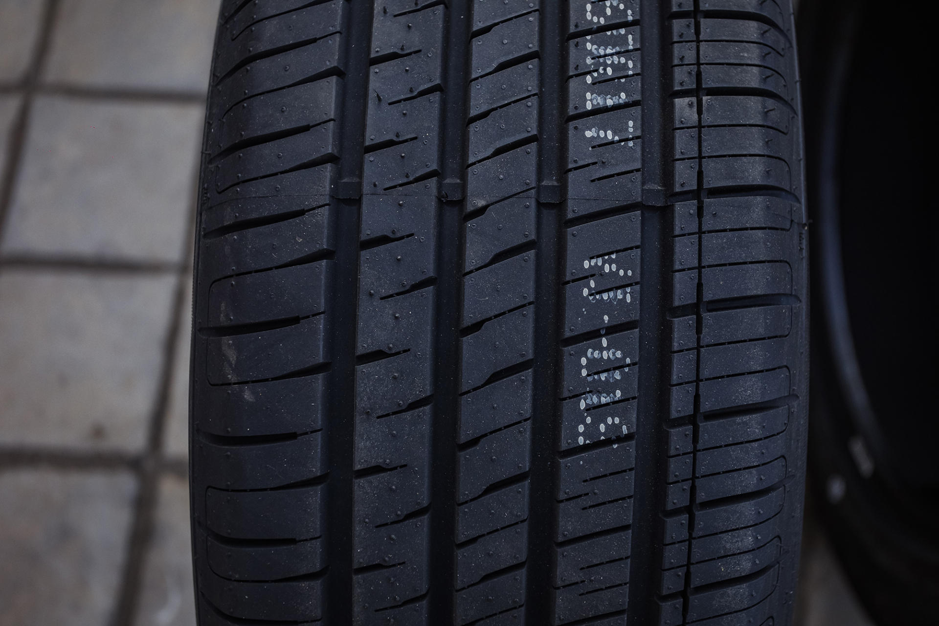 东风鹰击yj-01x轮胎,东风鹰击轮胎测评