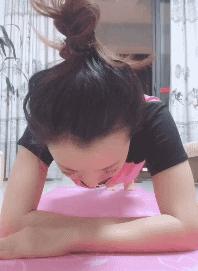 “老婆出差在宾馆给我发照片，桌子上那个是胶水吗？”哈哈哈哈