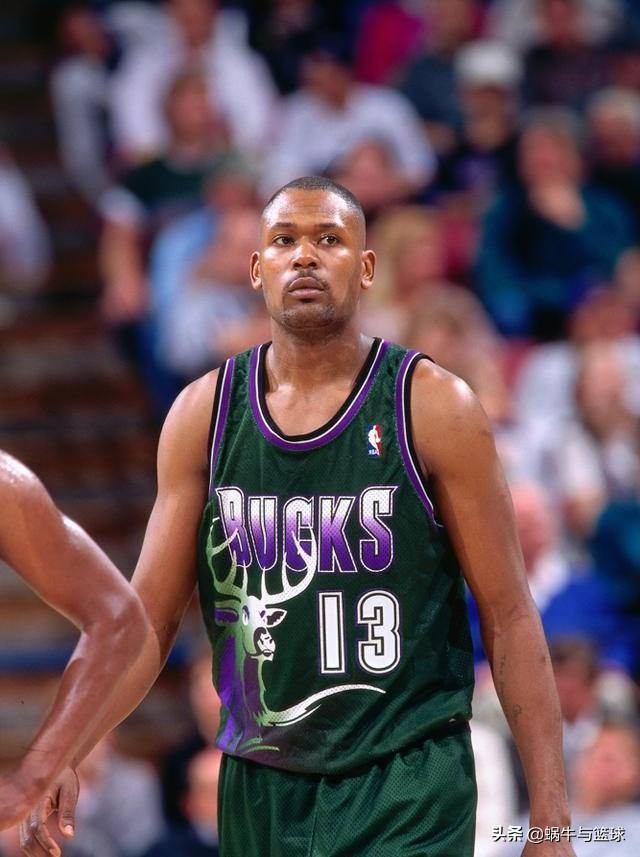 乔治13号球衣步行者,身穿13号球衣的乔治