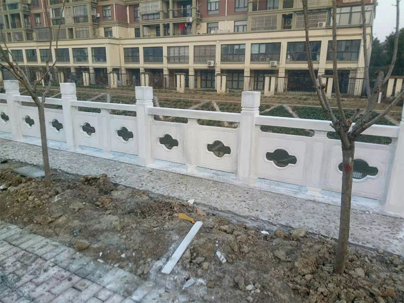 花岗岩和大理石汉白玉的成品对比,石材栏杆跟铁艺栏杆哪个贵