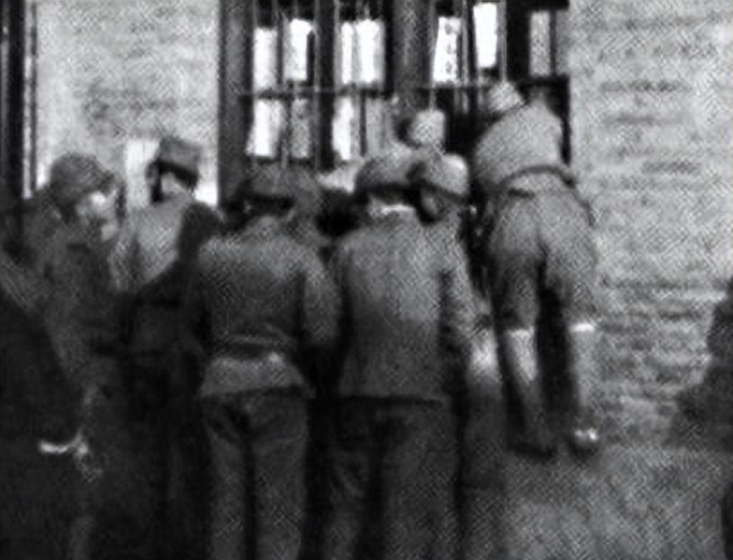 日军罪行照片：攻陷香港后兽性毕露，当场轮番侵犯新婚女明星