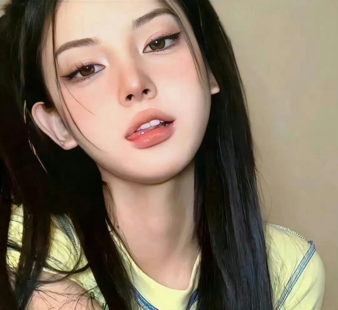 男人挑眉，像抱孩子似的把她放在洗手台上，低头便吻了上去。