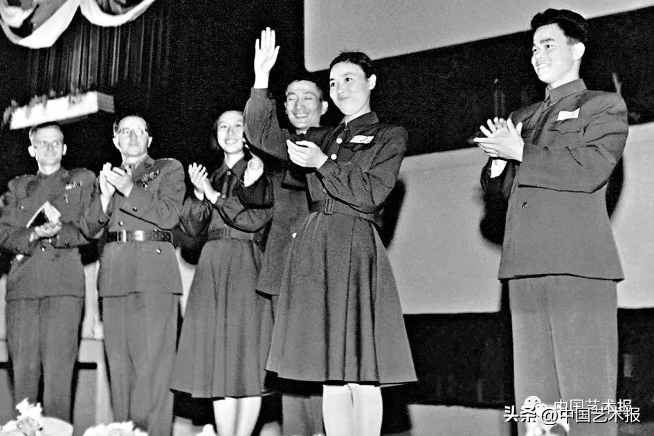 杩欎釜灞曡涓轰粈涔堜細闇囨捈浜哄績,杩欎釜灞曡鎵撶牬鑹烘湳鍜岀敓娲荤殑鐣岄檺