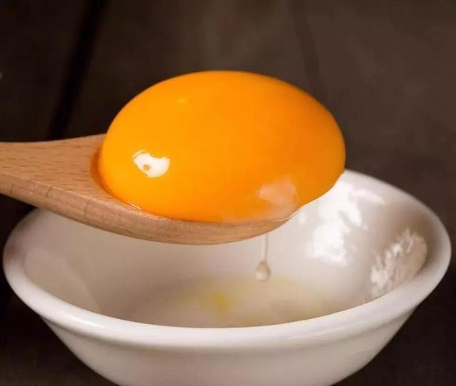 黑壳鸡蛋和白壳鸡蛋的区别,深色壳鸡蛋和浅色蛋壳哪个有营养