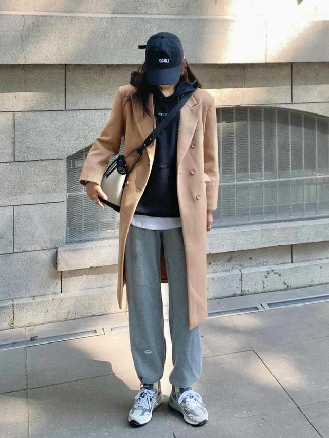 大衣卫衣今冬最火混搭套路时髦炸,冬季穿大衣卫衣减龄时髦