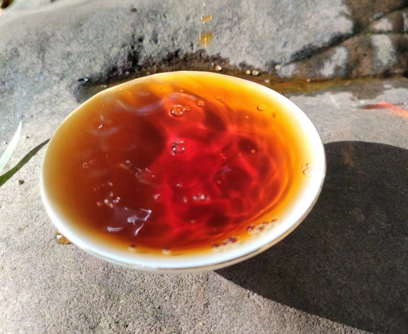 一盏茶里品百味人生,细细感受每一口茶汤的滋味