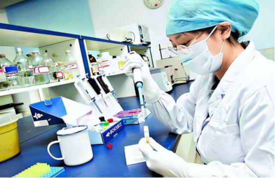 月薪300的外贸员，靠蛇毒身家暴涨50亿，美国人送悍马只为讨好她