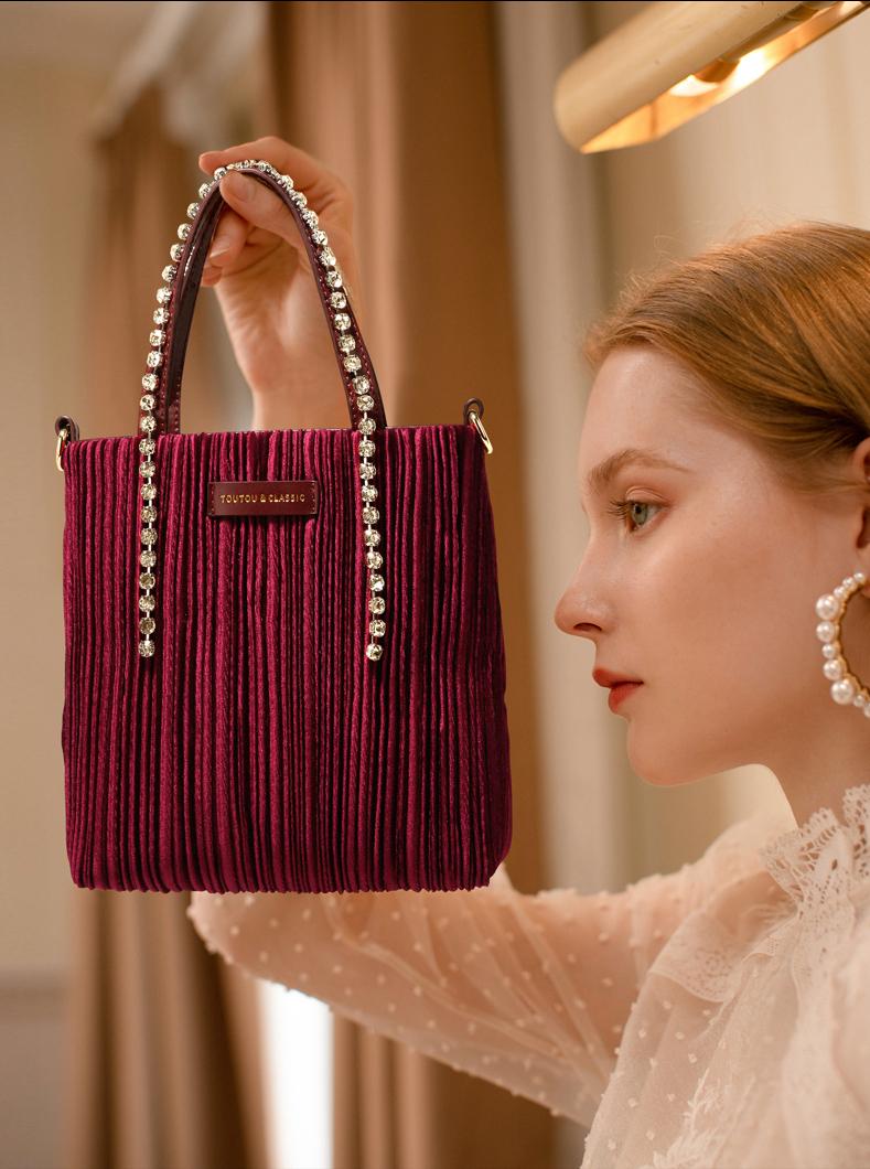 适合30岁女人背的包包品牌排行榜,中年妇女包包选什么品牌好