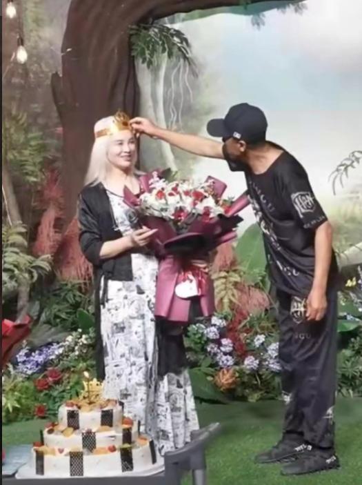 “励志大妈”于书：前夫出轨，两度瘫痪，一夜白头，如今惊艳众人