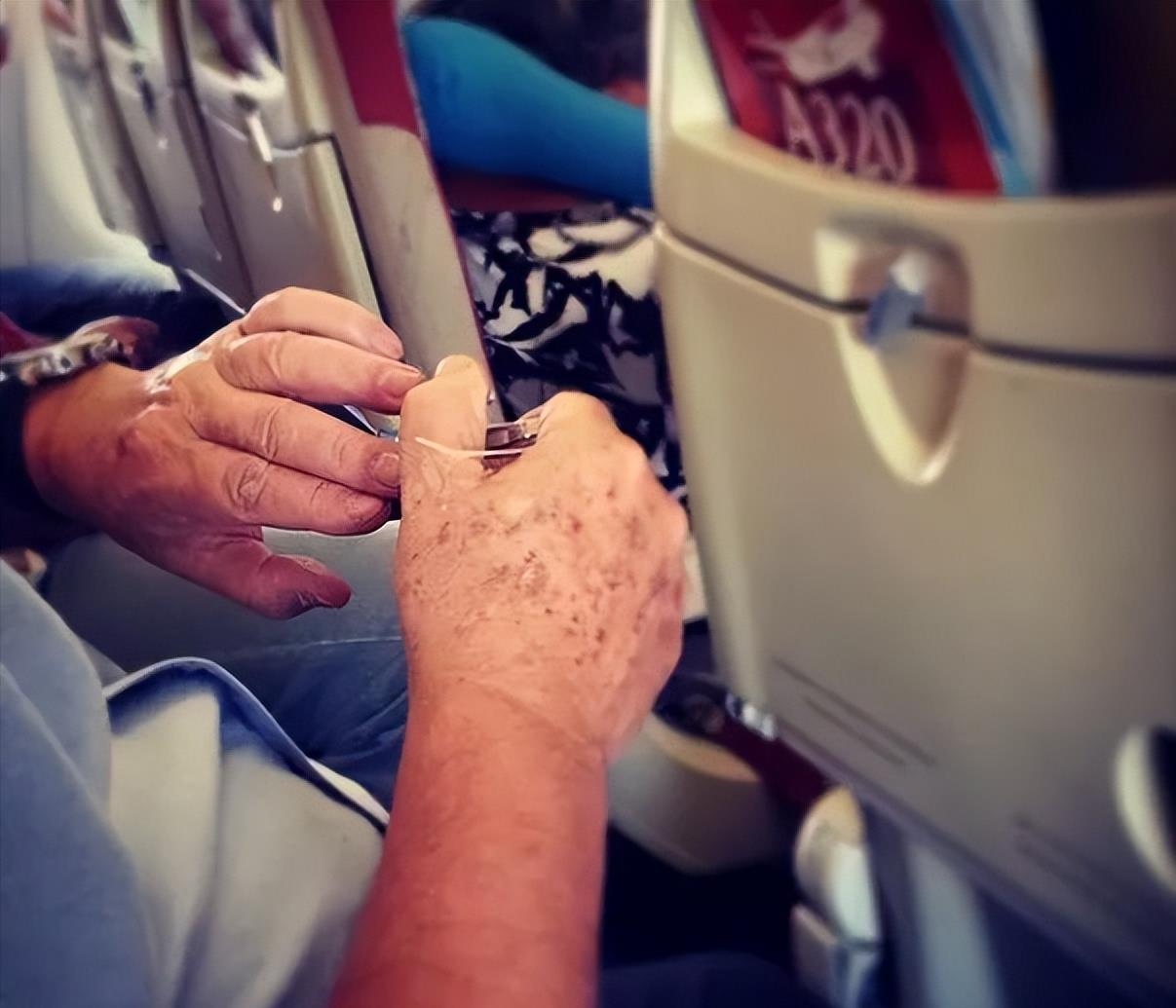 一位美国空姐爆料：国际航班真是太脏了，小桌板下有乳白液体！