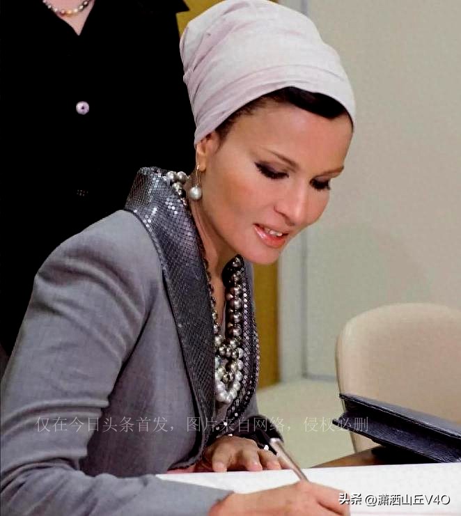 何超琼高调炫富佩戴黑珍珠项链，奢华堪比大3岁莫扎太后