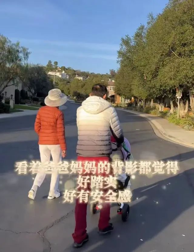 35岁女主持携父母定居美国，背20万包被指炫富，嫁富豪老公很幸福