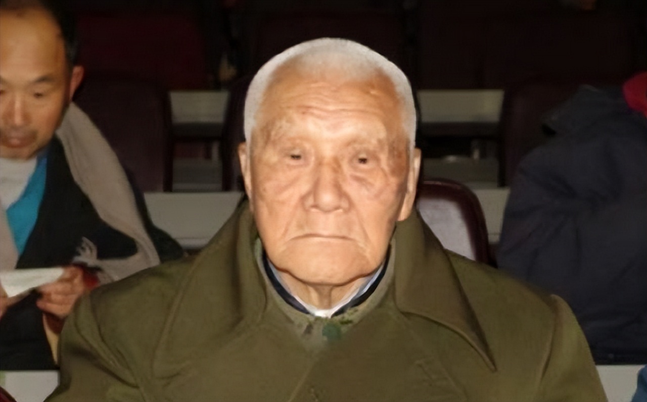 1941年毛主席遇袭，被卫士牺牲一条胳膊救下，退休后享正军级待遇