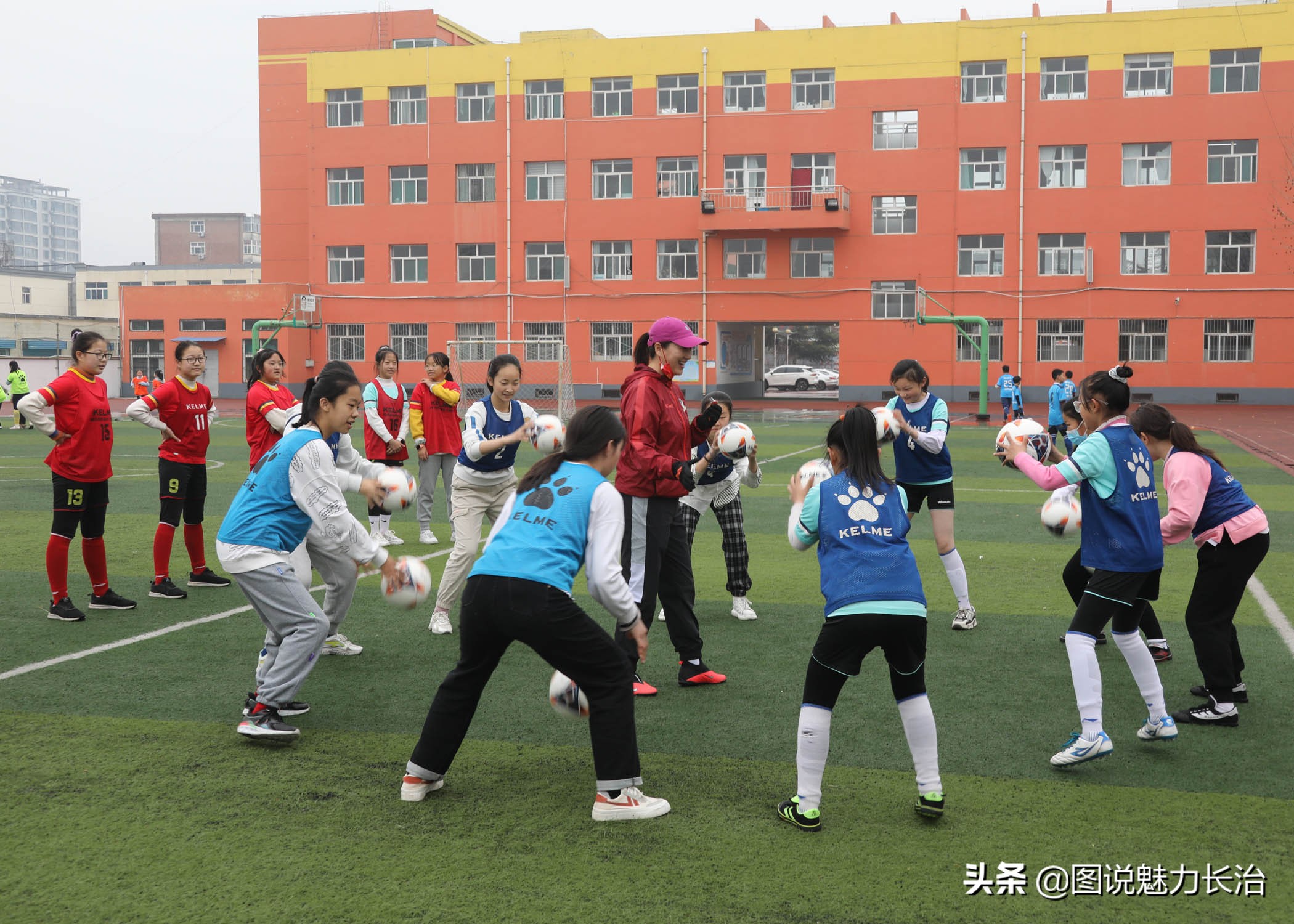 春雨助兴2022年亚足联女足日女孩足球节长治活动在东关小学举行