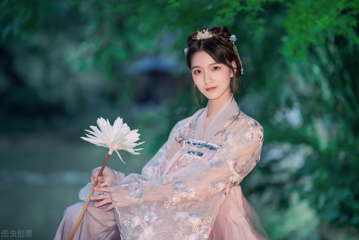 故事:穿成烂俗小说女配只想治国,转身发现太子悄悄爱上了我