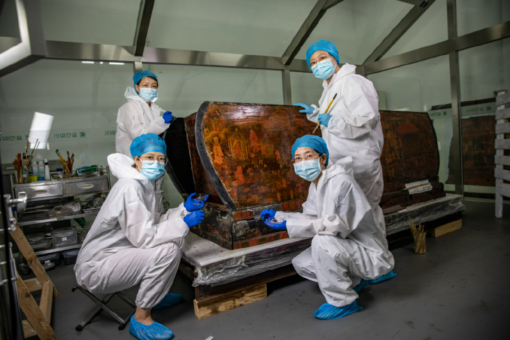 【北京文化守护人】何秋菊：给漆棺“看病”