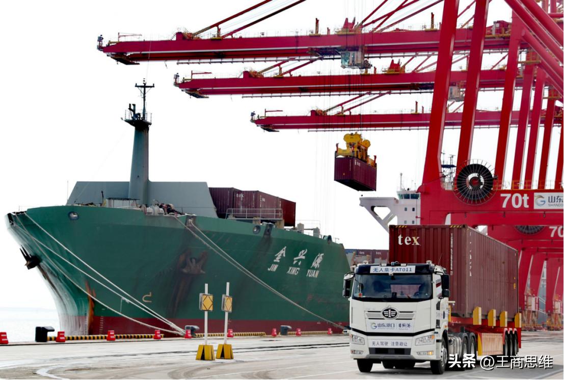 空箱堆积如山,空集装箱堆积如山