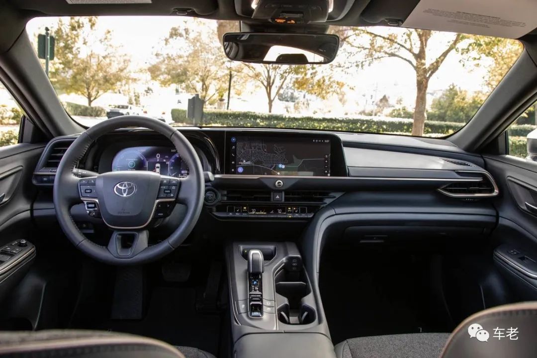 2023年丰田皇冠评论：光滑的新旗舰轿车让我们有点皇冠融合