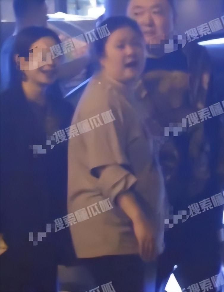 怀孕了？沈腾出国看病，王琦深夜与友人聚餐，笑容满面，肚子突出