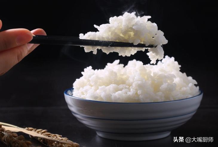 快速煮米饭小技巧图解,米饭别只加水了教你一招松软香甜