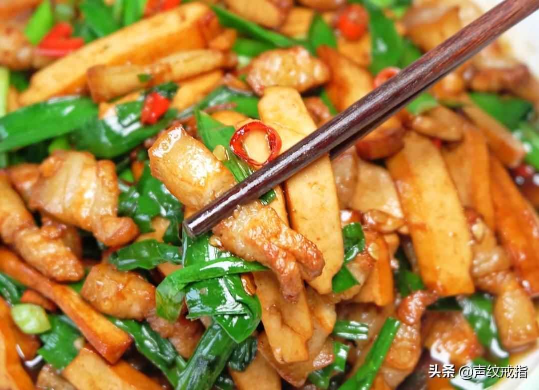 牛肉炖土豆芹菜西红柿金针菇白菜,炖牛肉西红柿圆白菜土豆