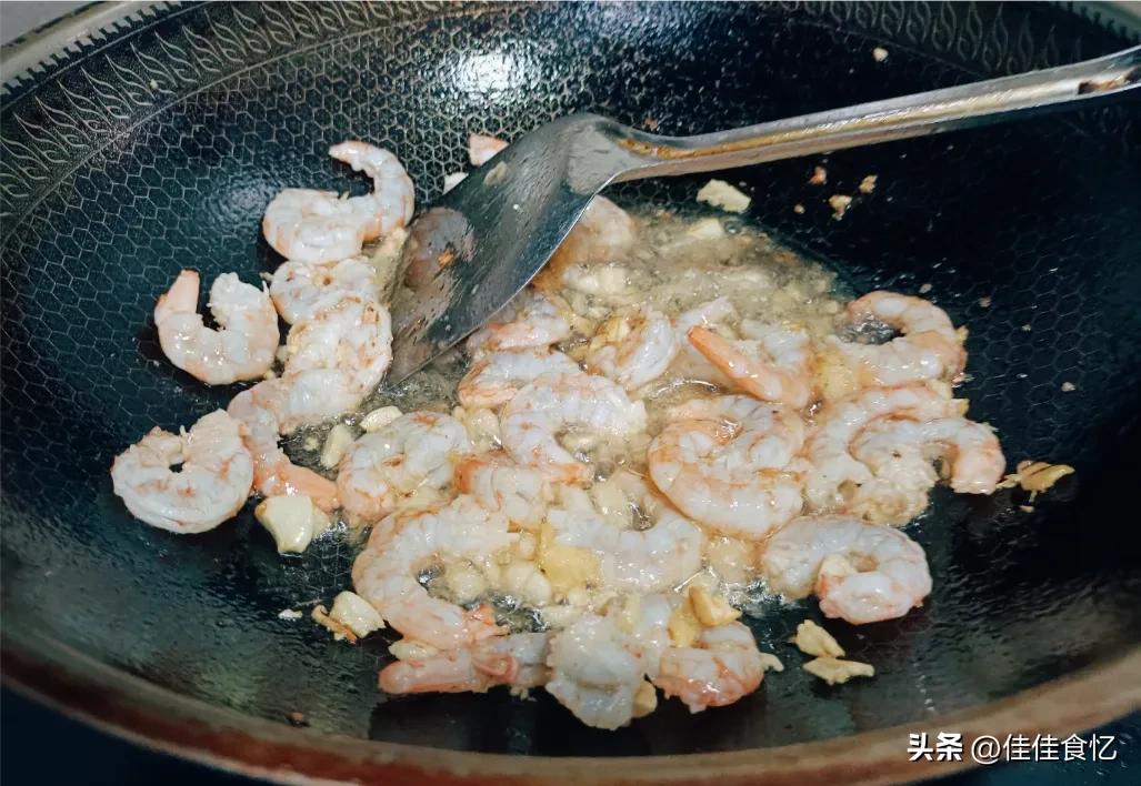 过年做一道这样的菜好看又好吃,这样做的荷塘小炒清脆爽口不油腻