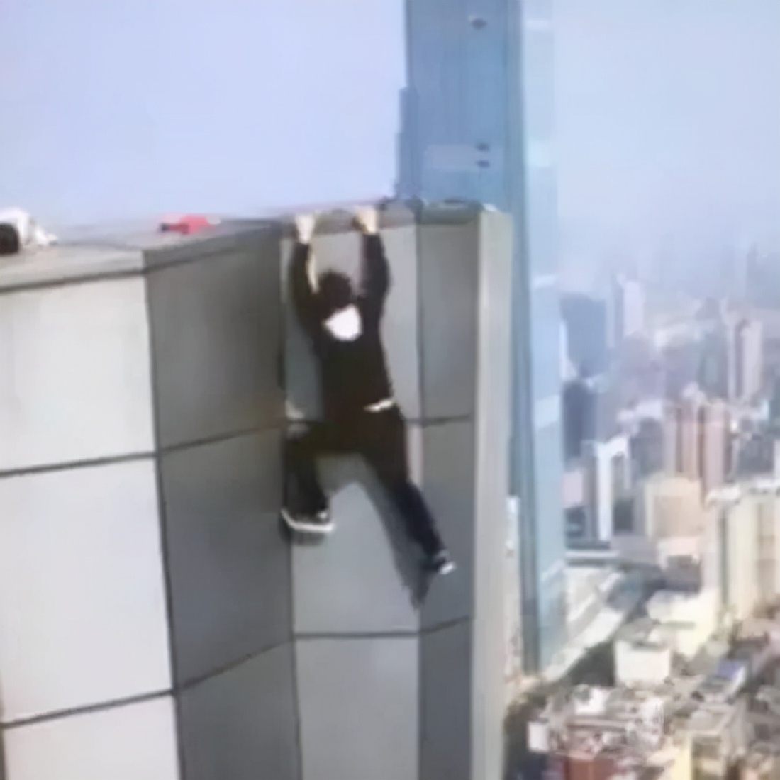 26岁湖南穷小伙“用命赌明天”，从263米高楼坠落，获赔3万