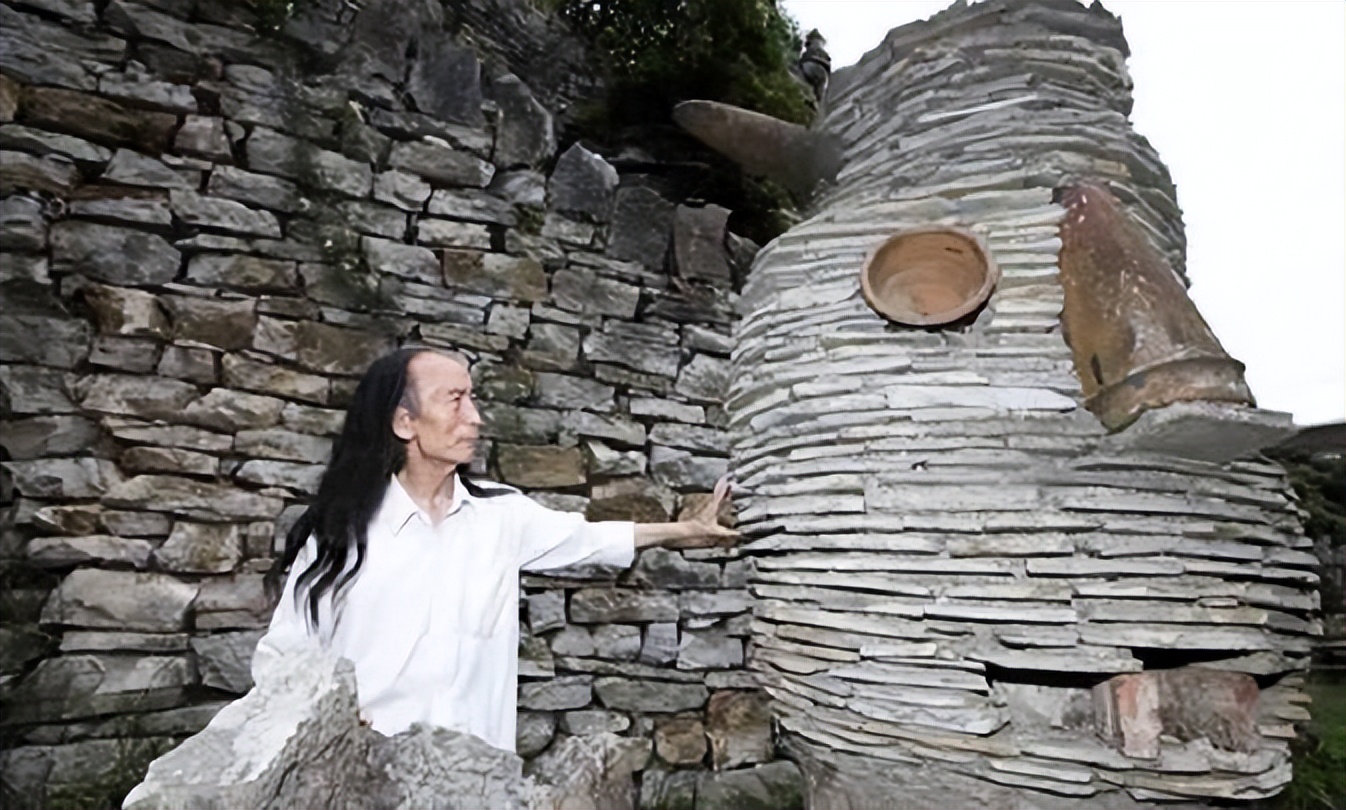 贵州80岁老人隐居深山打造古城,贵州一老人隐居在古堡30年