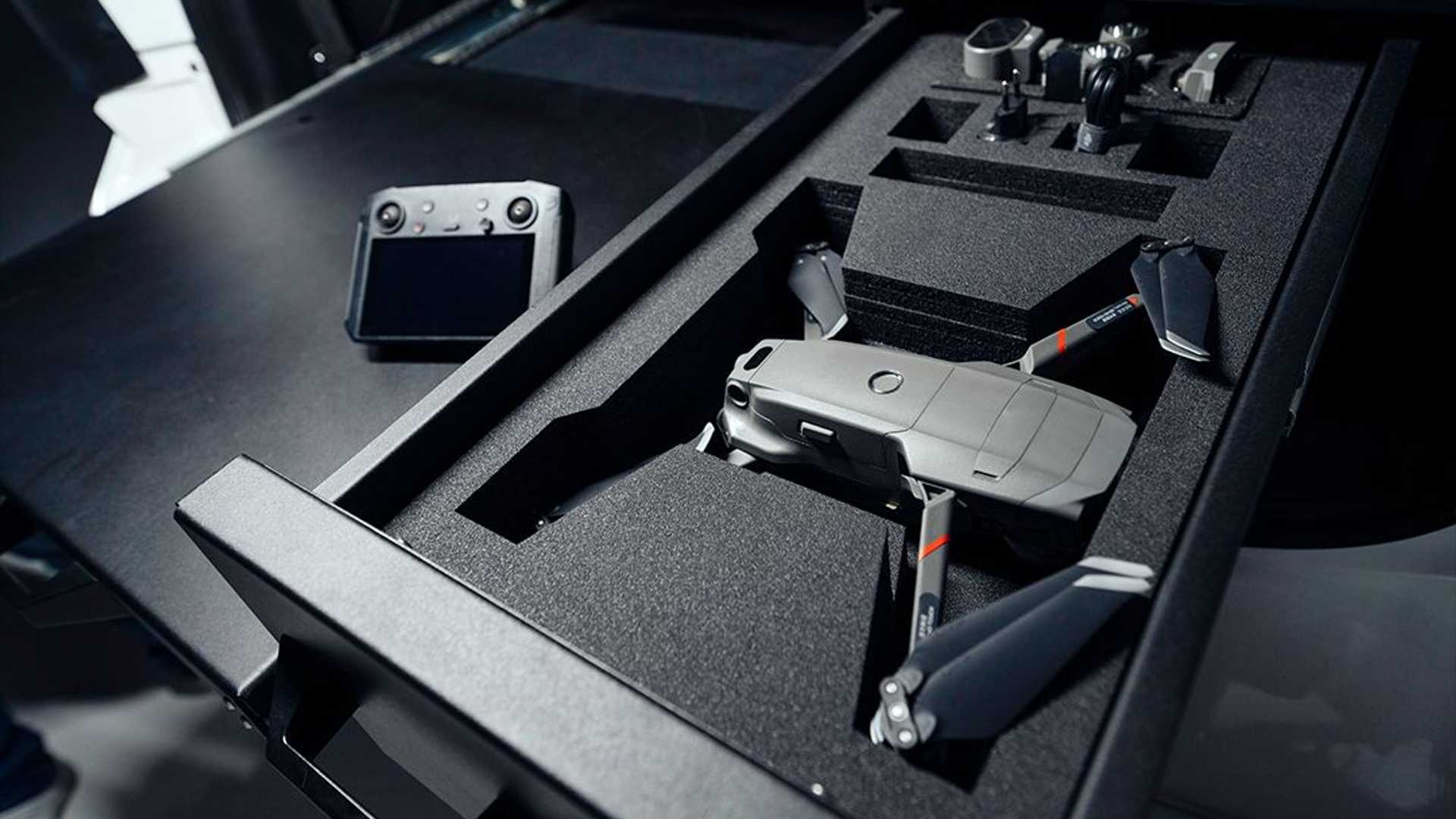 迪拜警察开巡逻车,迪拜日产途乐警车