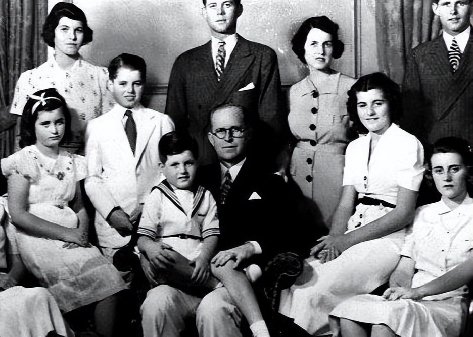 肯尼迪总统被*杀暗**后39岁的妻子为什么会改嫁给62岁的希腊富翁