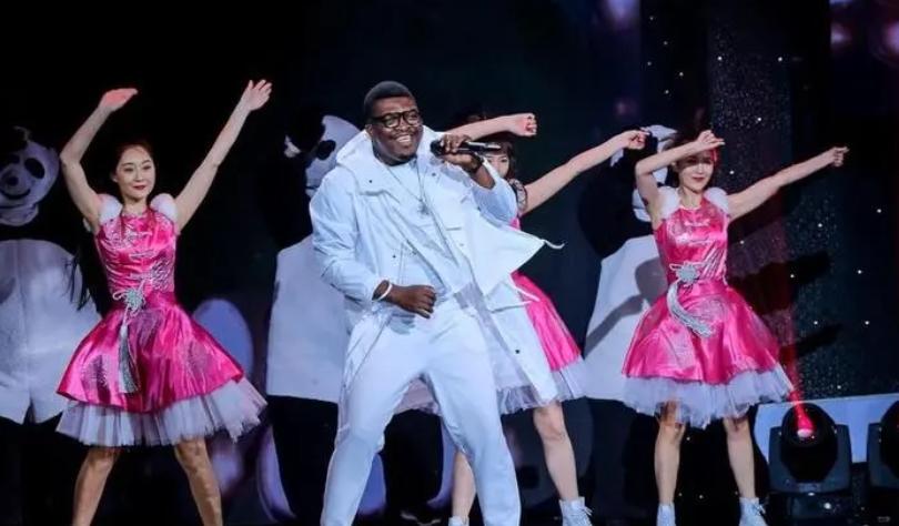 黑人歌手好弟近况：走红后迎娶中国姑娘，今36岁仍未取得中国绿卡