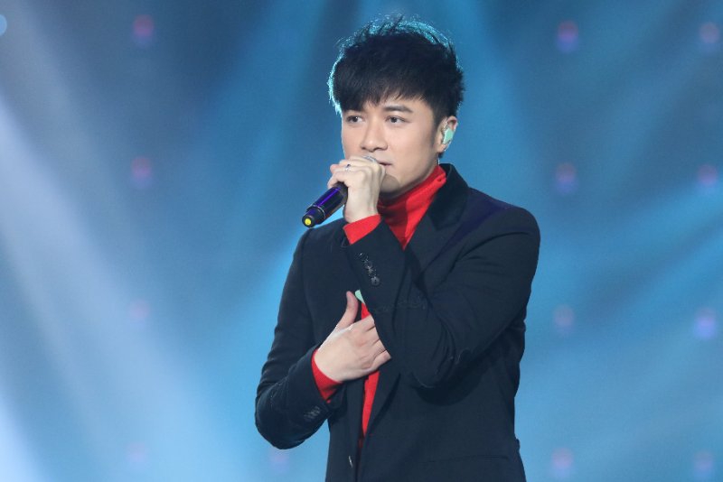 她是香港名媛,25岁放弃家族事业与古巨基谈恋爱,52岁在美国产子