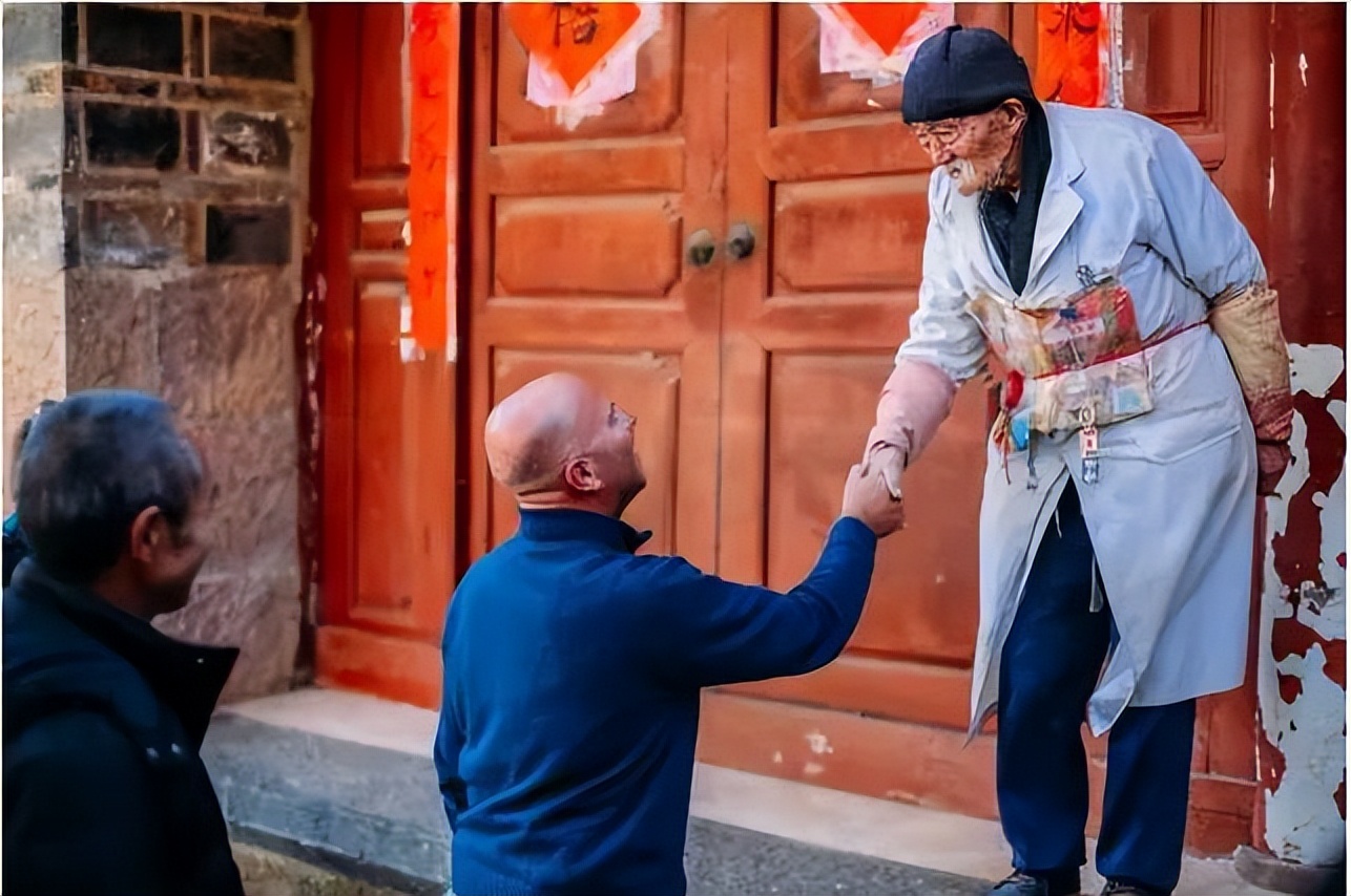 雪山神医后人免费给穷人看病,雪山神医给人治病