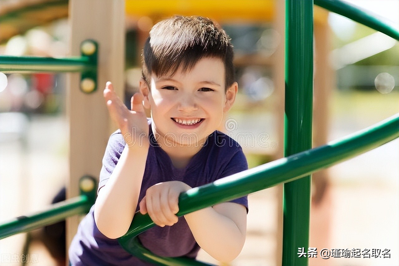 顶天立地、阳光大气、德才兼备的男孩名，大家连连称赞