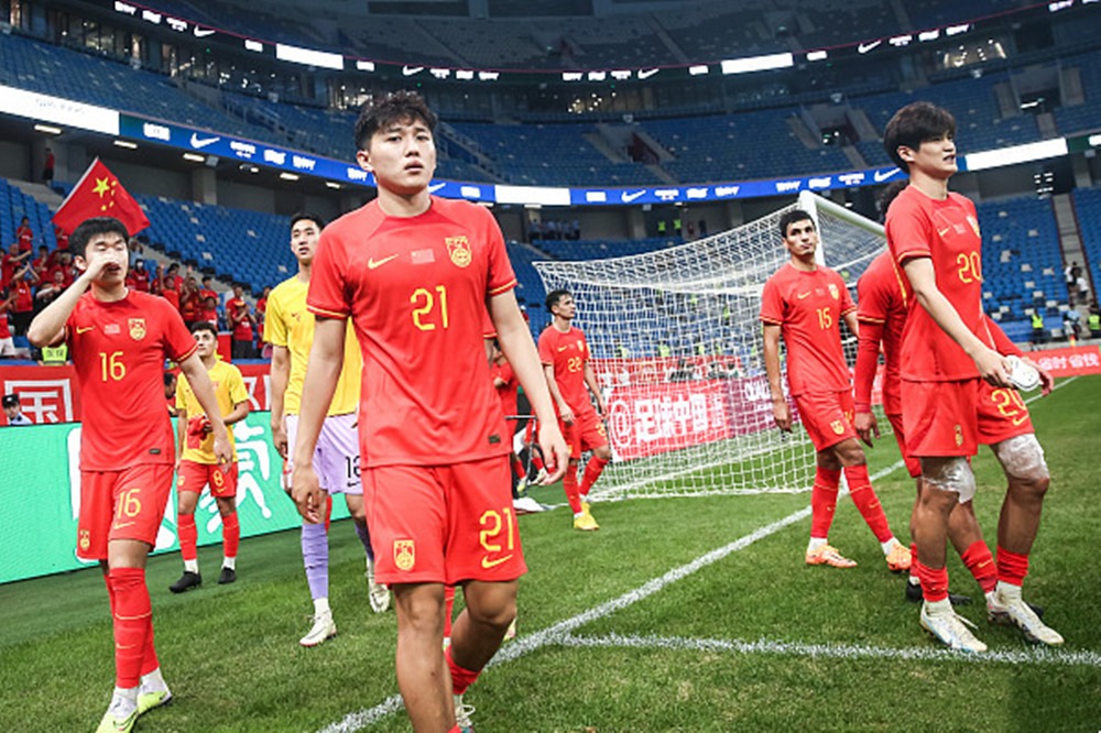 中国男足滑跪庆祝,中国男足踢平泰国观众泪目