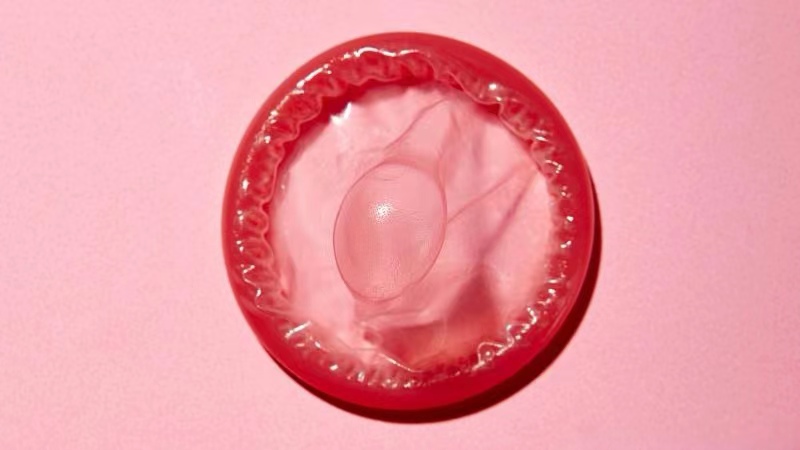 为什么避孕套上会有一层油？对身体有危害吗？