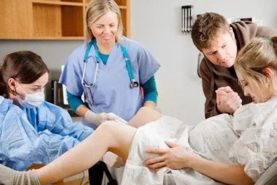 一打喷嚏、咳嗽就漏尿？医生：这是一种病，中老年女性更常见