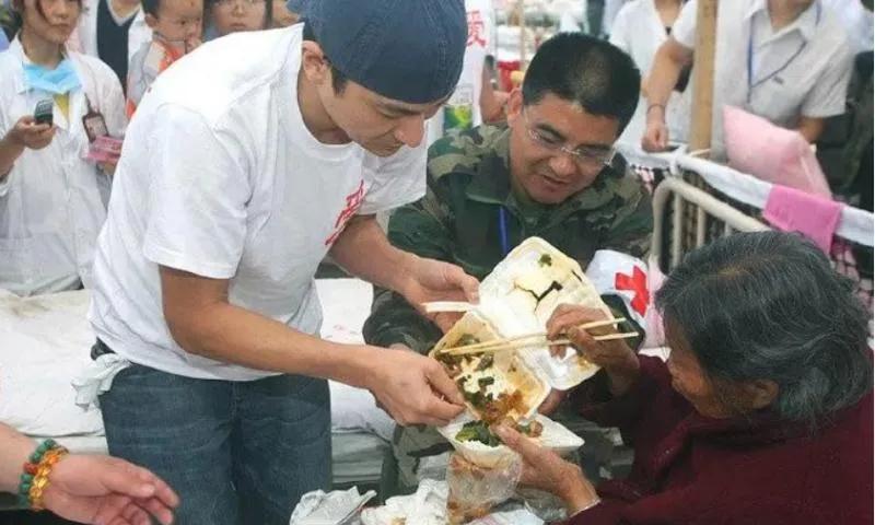 512香港赈灾晚会刘德华承诺,512汶川地震刘德华视频全过程