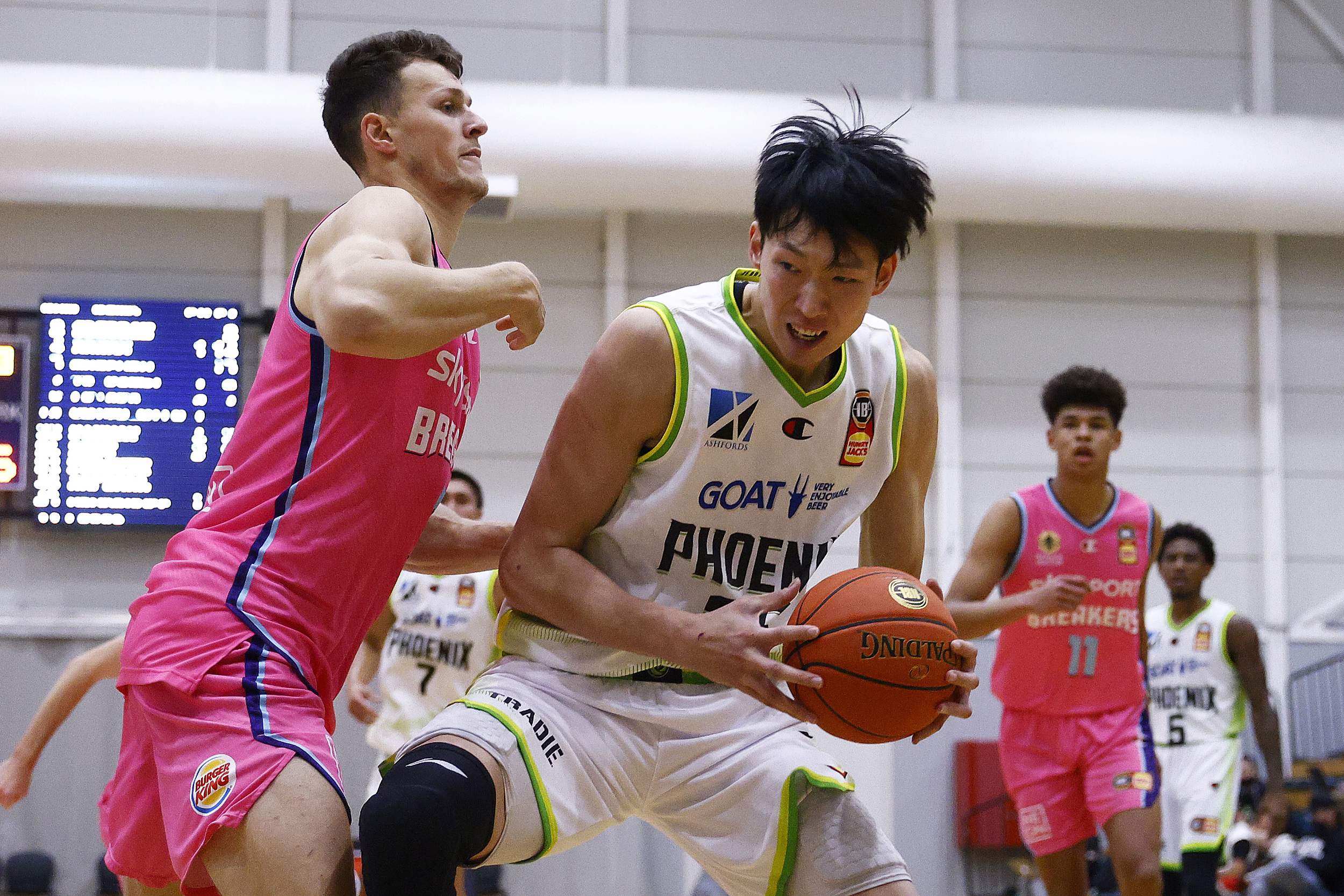 青岛主教练刘维伟和郭艾伦周琦,郭艾伦加盟新疆队