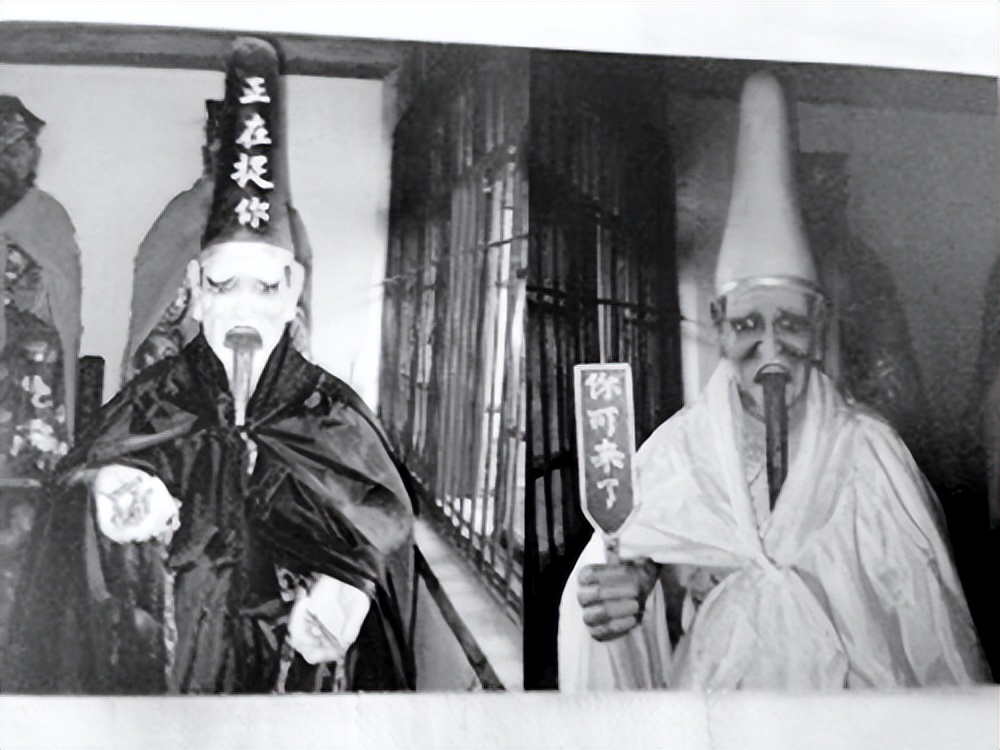 黑白无常的帽子上到底是什么字,黑白无常帽子上写字的由来