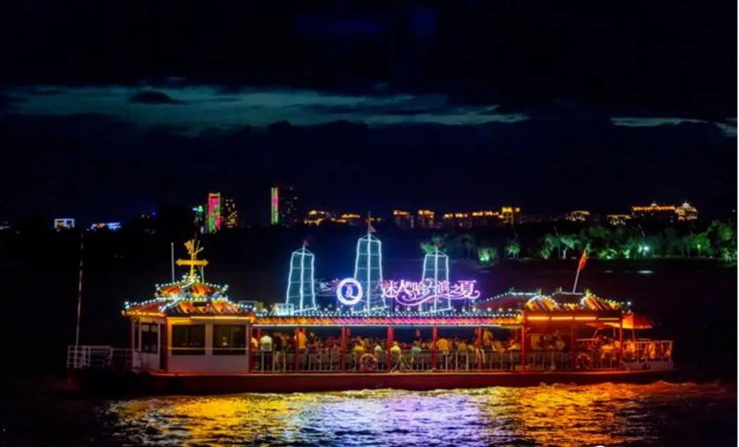 夜幕下哈尔滨美丽的松花江畔,夜幕下的哈尔滨松花江