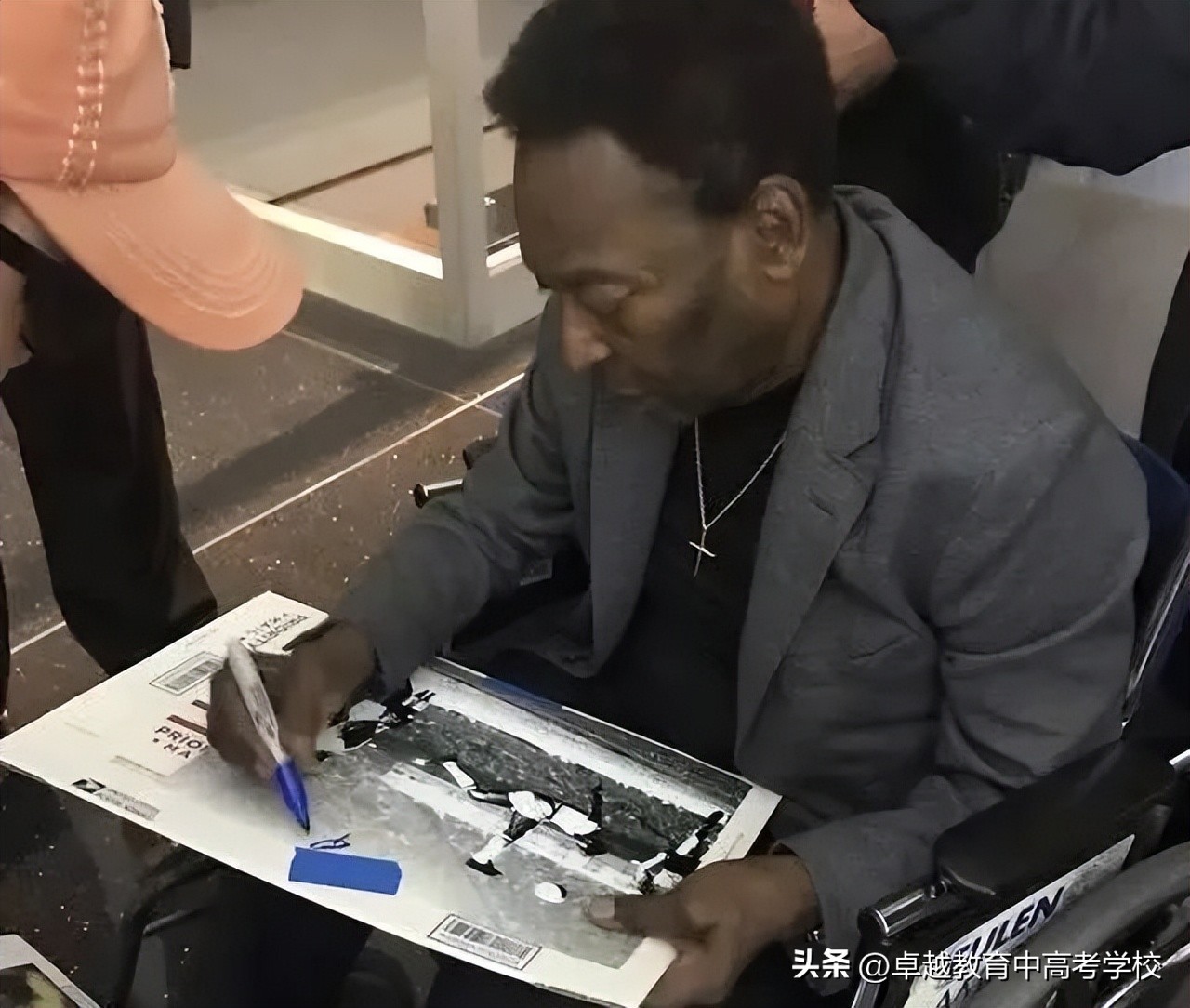 球王贝利传奇的一生仅17岁,球王贝利离世