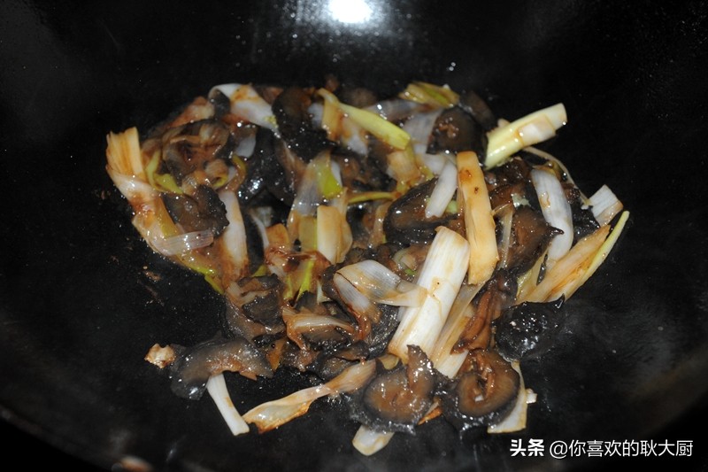 鲁菜正宗京葱爆海参做法,鲁菜大师高炳义制作葱烧海参视频