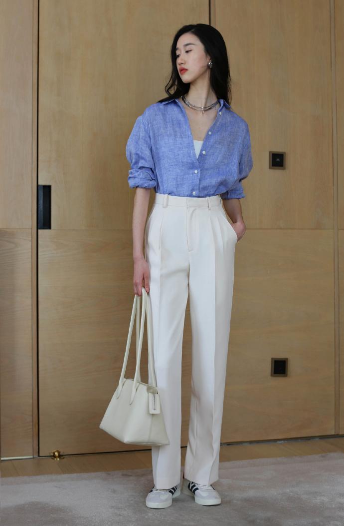 宽松垂直感白衬衣怎么穿出高级感,白衬衣在秋冬要怎么穿才时髦呢