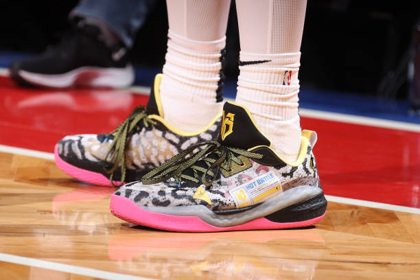 詹姆斯最新上脚球鞋,詹姆斯上脚使节12图片