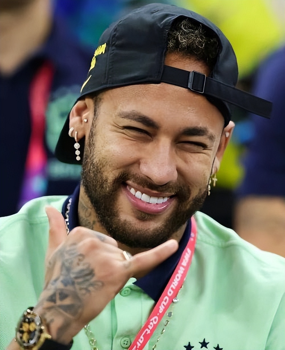 足坛“风流大师”，17岁当爹，30岁已换20个女友，如今女友又怀孕