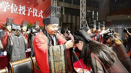 售价2.9万迪奥早秋新品，涉嫌抄袭，被骂上热搜后下架