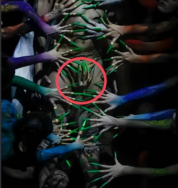 老艺术家口碑绷不住了！女演员手摸男伴私密部位，再惹争议！